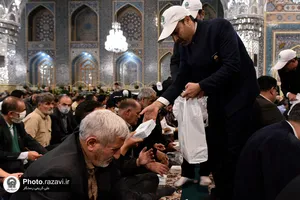 بسته&zwnj;بندی و توزیع افطاری سبک در حرم مطهر رضوی