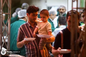 توزیع شله در چایخانه حرم مطهر رضوی