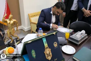 اهدای دومین مدال مهدی ماهانی به موزه آستان قدس