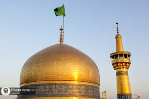 تعویض پرچم گنبد مطهر امام رضا(علیه&zwnj;السلام) به مناسبت آغاز ماه ربیع&zwnj;الاول