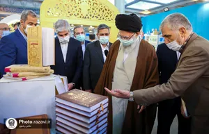 بازدید رهبر معظم انقلاب از غرفه آستان قدس رضوی در نمایشگاه کتاب تهران