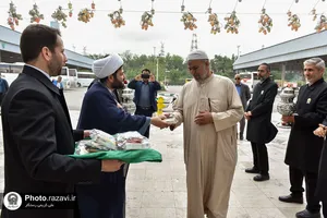 استقبال خدام حرم مطهر رضوی از زائران