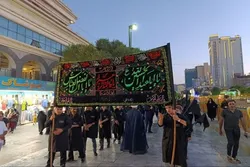 اجرای آئین سقایی توسط 400 نفر از خادمیاران همدانی در صحن قدس