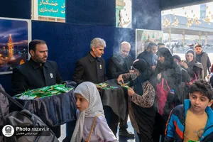 استقبال از زائرین بارگاه منور رضوی در پایانه مسافری مشهد