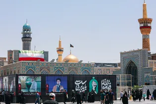آماده‌سازی حرم مطهر رضوی در آستانه تشییع رهبر شهید انقلاب-۱