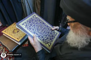 اهداء مصحف مشهد رضوی به آیت الله مرتضوی