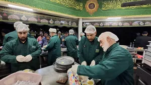 خادمیاران ملایری در چایخانه رضوی؛ تلفیق عشق و خدمت با طعم سوغات ملایر/ گزارش تصویری