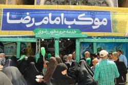 توزیع ۳۰ هزار پرس غذای تبرکی بین زائران شیرازی در موکب امام رضا(ع)
