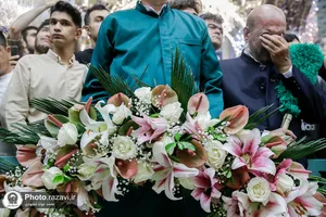 گل آرایی ضریح مطهر حضرت معصومه سلام الله علیها در آغاز دهه کرامت