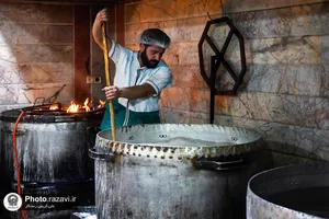 طبخ و توزیع غذای متبرک بین معتکفین در مساجد حاشیه شهر مشهد