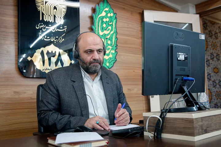پاسخگویی تلفنی مدیر امور زائرین بنیاد کرامت رضوی به مخاطبان سامانه ۱۳۸