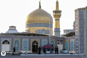 آیین تعویض پرچم گنبد منور رضوی به مناسبت آغاز ماه محرم
