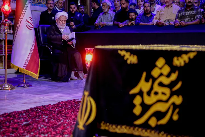 تشرف حجت‌الاسلام حسین انصاریان به حرم مطهر رضوی