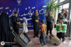 استقبال خدام حرم مطهر رضوی از زائران