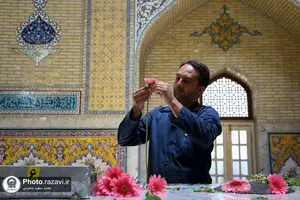 آماده&zwnj;سازی گل&zwnj;آرایی حرم مطهر رضوی در دهه کرامت
