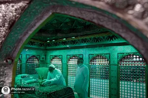 غبارروبی ضریح مطهر امام رضا علیه&zwnj;السلام