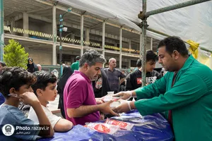توزیع غذا در مواکب خدمت رسان به زائرین امام رضا علیه&zwnj;السلام در دهه کرامت