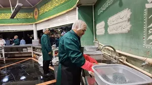 خادمیاران ملایری در چایخانه رضوی؛ تلفیق عشق و خدمت با طعم سوغات ملایر/ گزارش تصویری