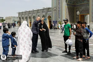 تشرف و خدمت چهره های فوتبالی در حرم مطهر رضوی