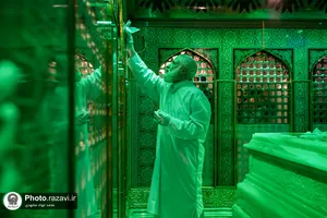 غبارروبی ضریح مطهر حضرت رضا(ع) در آستانه میلاد پیامبر اکرم(ص)