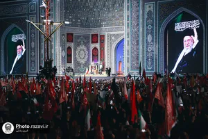 اقامه نماز بر پیکر مطهر رهبر شهید انقلاب در حرم مطهر رضوی
