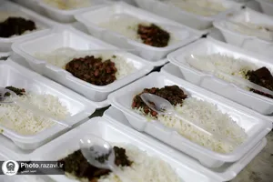 توزیع غذای نذری به مناسبت رحلت حضرت زینب(سلام الله علیها)