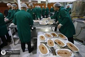 توزیع شله در چایخانه حرم مطهر رضوی
