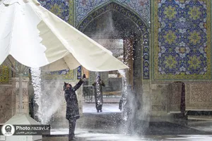 آماده&zwnj;باش خادمان حرم مطهر رضوی همزمان با برودت هوا در مشهد