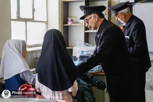 توزیع کاپشن و لوازم التحریر در مدرسه حمزه سیدالشهدا