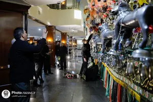 تنظیف علم شاه حسین در موزه آستان قدس رضوی