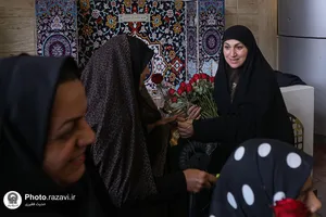 استقبال از خانواده شهدا و مجروحان لامرد در ایستگاه راه آهن مشهد