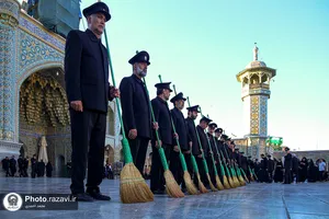 آیین جاروکشی حرم حضرت معصومه سلام&zwnj;الله علیها توسط خادمان حرم مطهر رضوی