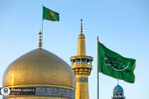 تعویض پرچم گنبد منور رضوی به مناسبت عید مبعث