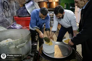 توزیع غذا میان کارتن&zwnj;خواب&zwnj;ها و نیازمندان اطراف حرم مطهر رضوی