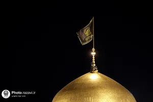 تعویض پرچم گنبد منور رضوی به مناسبت عزای عمومی در کشور