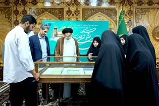 رونمایی از روزنامه تاریخی دیلی‌نیوز بولتین در کتابخانه حرم رضوی