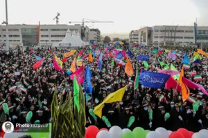 تجمع دختران انقلابی مشهد در عرصه میدان شهدا