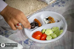 مراسم افطاری طرح ضیافت اکرام رضوی در صحن امام حسن مجتبی علیه&zwnj;السلام