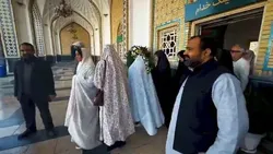 بازدید بانوان هندی از بارگاه منور رضوی/ تحسین شکوه معماری و معنویت حرم رضوی