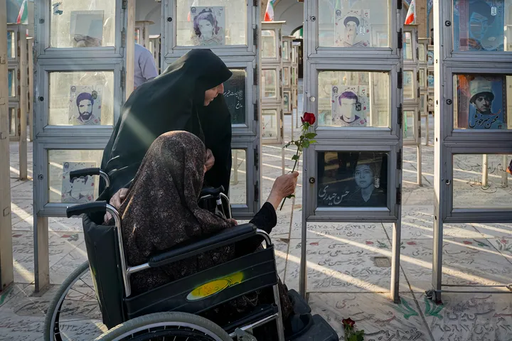 غبارروبی مزار شهدای مدفون در آرامگاه خواجه ربیع مشهد