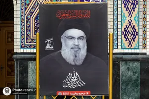نصب کتیبه های شهادت سید حسن نصرالله در حرم مطهر رضوی