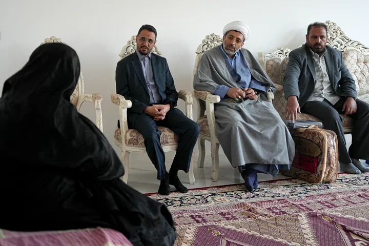دیدار مدیر پشتیبانی آستان قدس رضوی با خانواده شهید احمد صفرزاده