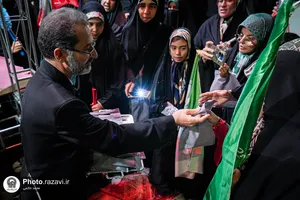 بسته بندی و توزیع تبرکات توسط خادمان رضوی در تجمعات مردمی