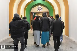 بازدید شرکت کنندگان چهل و یکمین دوره مسابقات بین المللی قرآن کریم از نمایشگاه رواق خدمت