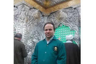 گفت و گو با خادمی که ۲۲ سال است حرم های اهل‌بیت (ع) را گل‌آرایی می کند| روایت گل‌هایی که پیش از شکفتن نذر می‌شوند