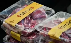 توزیع گوشت قربانی عقیقه بین خانواده‌های نیازمند فهرج