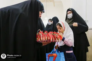 اهدا بسته&zwnj;های متبرک به دانش&zwnj;آموزان حاشیه شهر