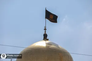 تعویض پرچم حرم مطهر رضوی به&zwnj; مناسبت شهادت رئیس جمهور و جمعی از مسئولان