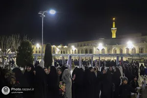 بسته بندی و توزیع افطار سبک در چایخانه حضرت رضا علیه&zwnj;السلام