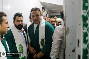 خدمت جمعی از ورزشکاران در چایخانه حضرت